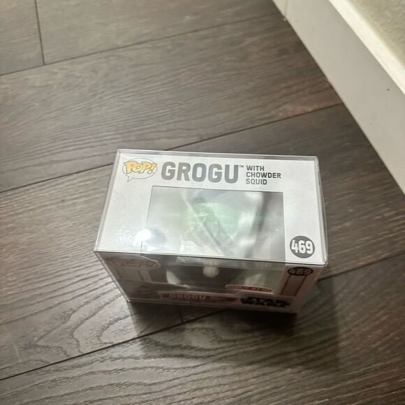 Funko Pop 469 The Mandalorian Grogu with Chowder Squid New - Picture 2 of 4
